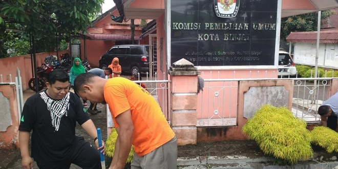 Jumat bersih di wilayah sekretariat KPU Kota Binjai
